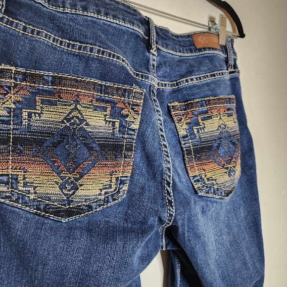 Shyanne Bootcut Embroidered pocket jeans. Women's size 32 short. 29.5' inseam - Picture 7 of 16